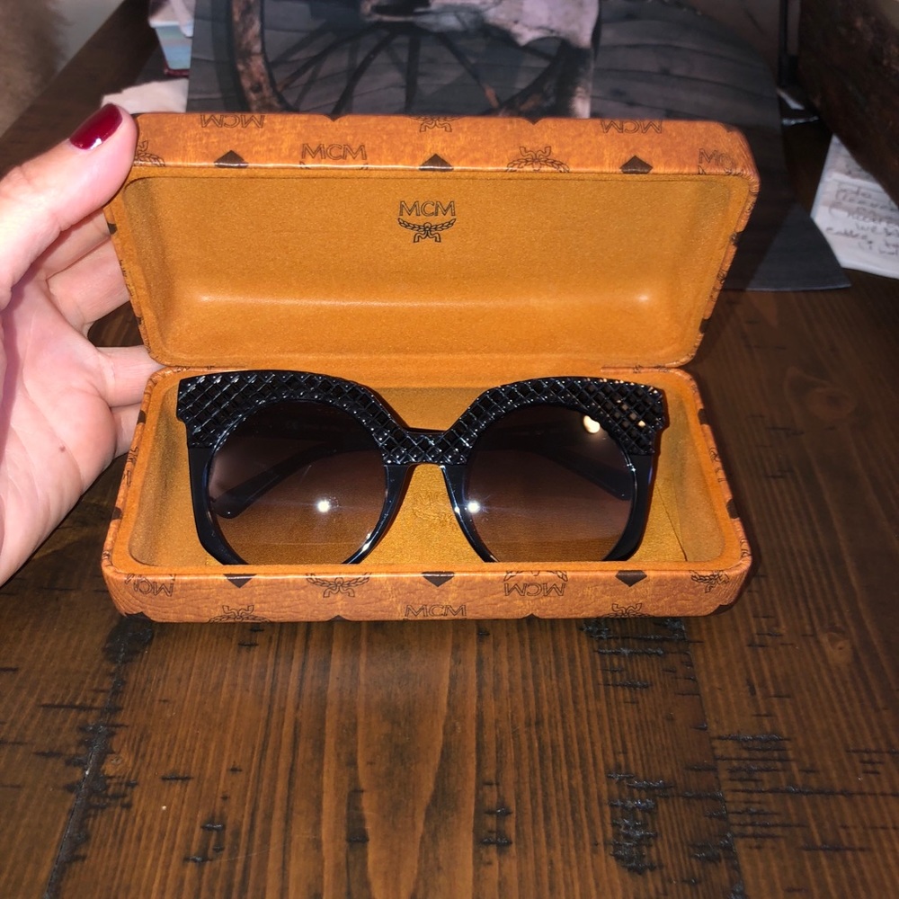 ❌SOLD OUT❌ MCM Black Sunglasses - Picture 8 of 8